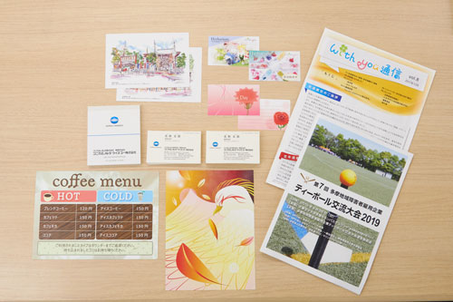 制作したコニカミノルタグループの社員の名刺やカラフルなパンフレット