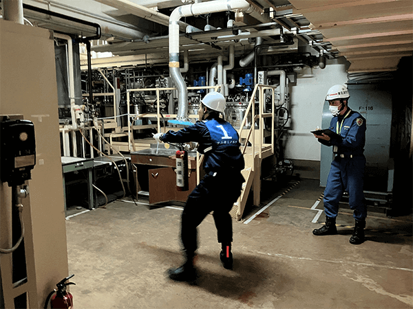 消火器による消火開始!