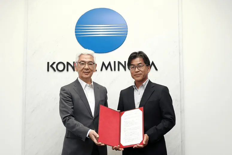 大妻女子大学　小川浩　副学長とコニカミノルタウイズユー株式会社　代表取締役社長　築澤孝治の写真